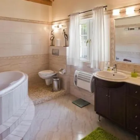Luxury Villa-4xensuite-priv Pool-5 Min Beach-3500qm Garden-unique Place-1min Sol Golf