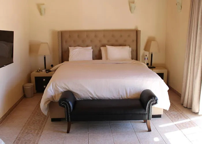 Luxury Villa-4xensuite-priv Pool-5 Min Beach-3500qm Garden-unique Place-1min Sol Golf Quarteira