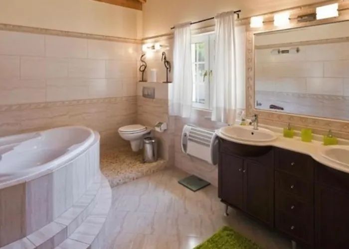 Luxury Villa-4xensuite-priv Pool-5 Min Beach-3500qm Garden-unique Place-1min Sol Golf